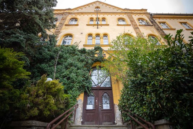 Egyházi tulajdonú oktatóközponttá és nővérszállóvá változik az egykori Budagyöngye Kórház